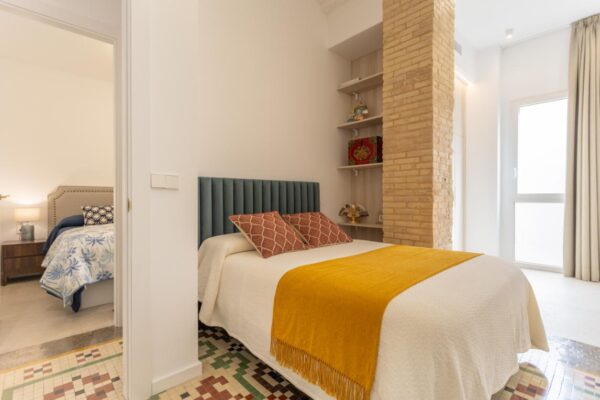 Espacio reformado con estilo clásico y moderno