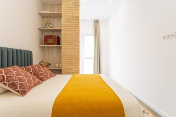 Espacio reformado con estilo clásico y moderno