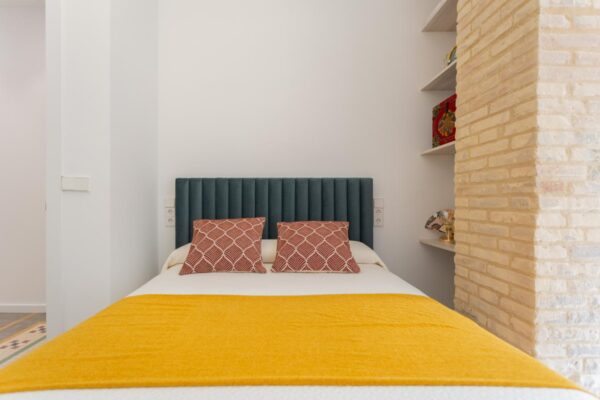 Espacio reformado con estilo clásico y moderno